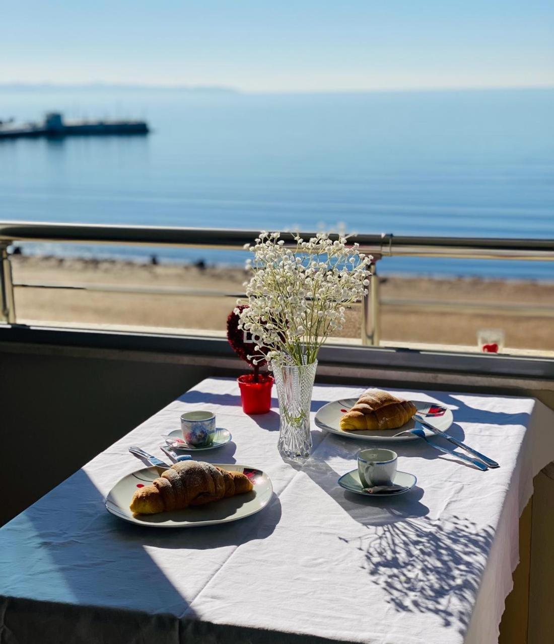 Cozy Beachfront Room Durrës Buitenkant foto