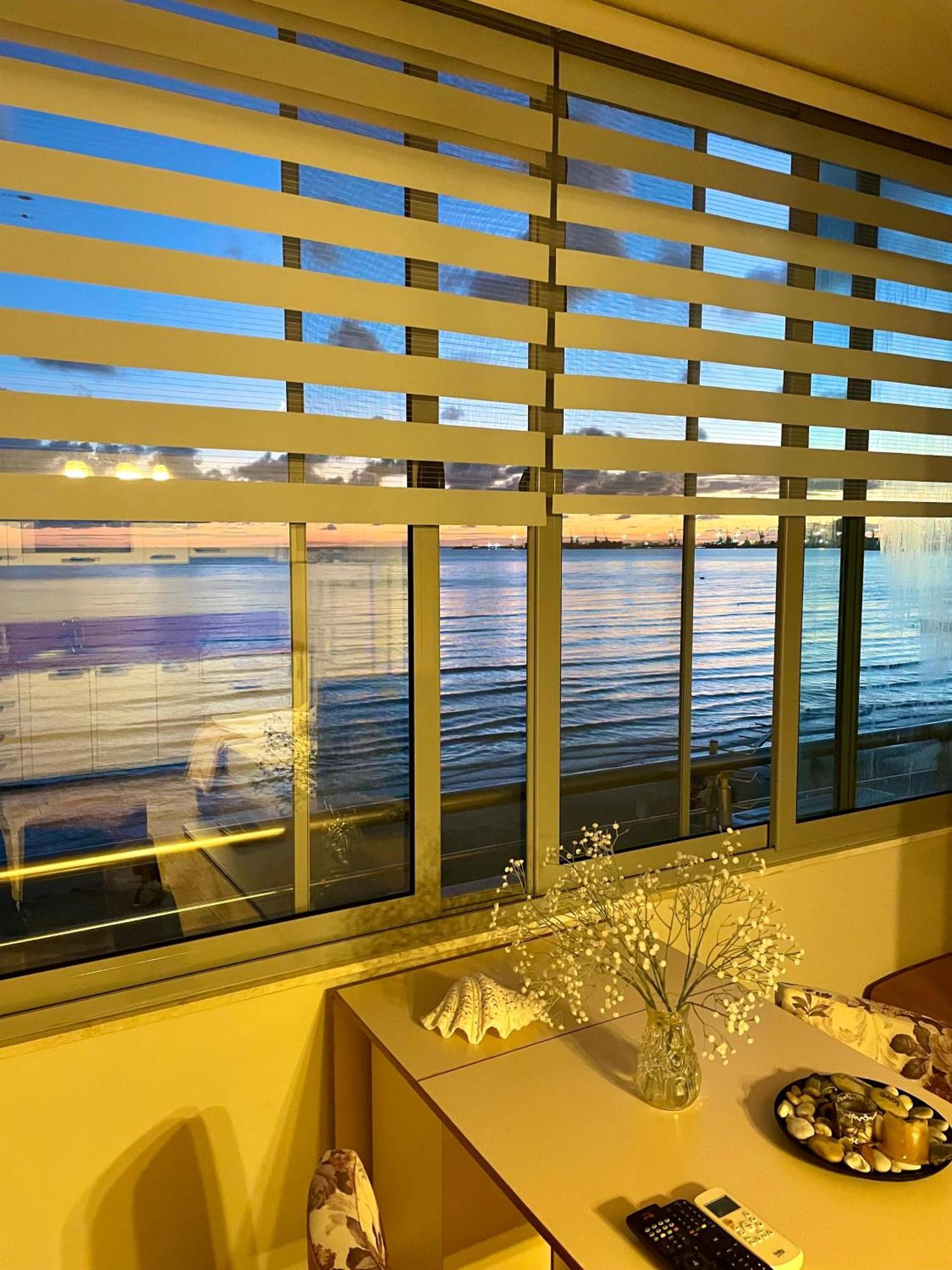Cozy Beachfront Room Durrës Buitenkant foto