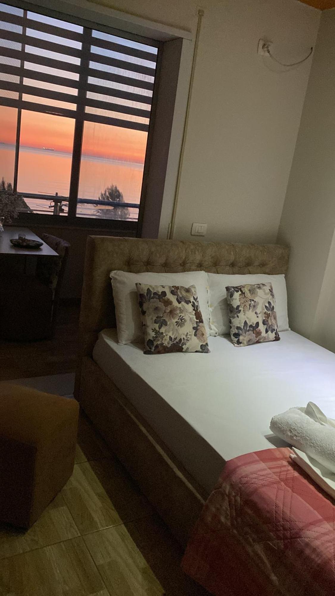 Cozy Beachfront Room Durrës Buitenkant foto
